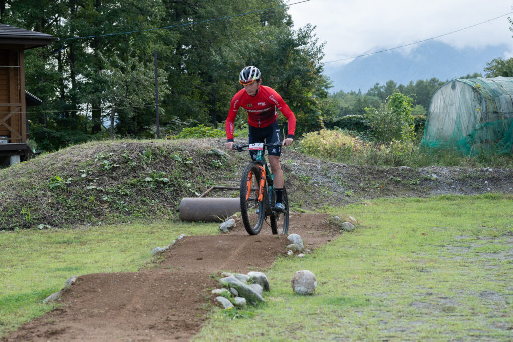 過酷な環境で山道を登り下りするクロスカントリー競技