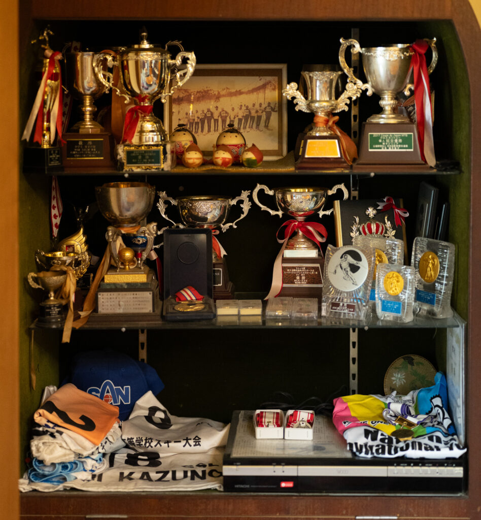 北林家の数々のトロフィや表彰状